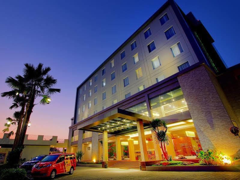 Grand Kolopaking Hotel Kebumen ภายนอก รูปภาพ